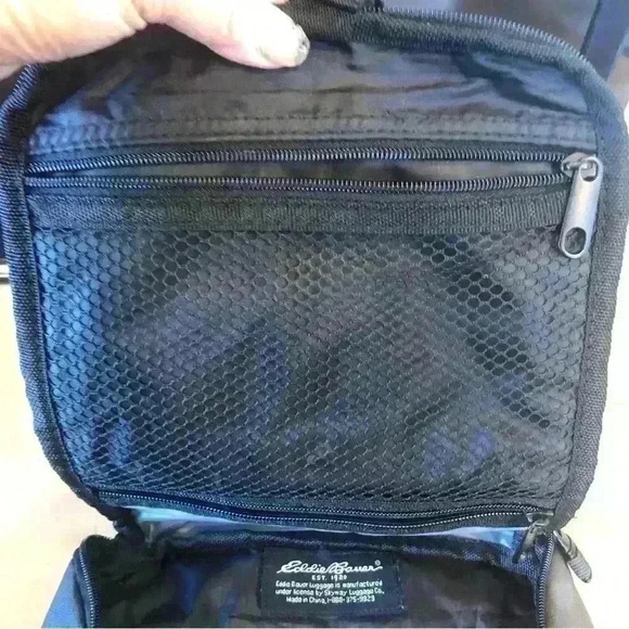 🌈 6/$60, Eddie Bauer Black/Grey Toiletry Bag, Size 10” X 8” X 2.5” - Picture 6 of 12